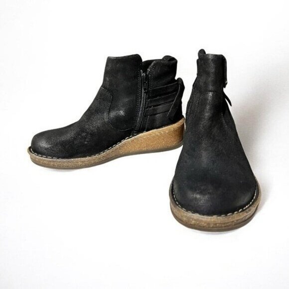 🌻NEW NWOT Born "Varas" Black Distressed Suede Ankle Boots Size 6 - Picture 7 of 10